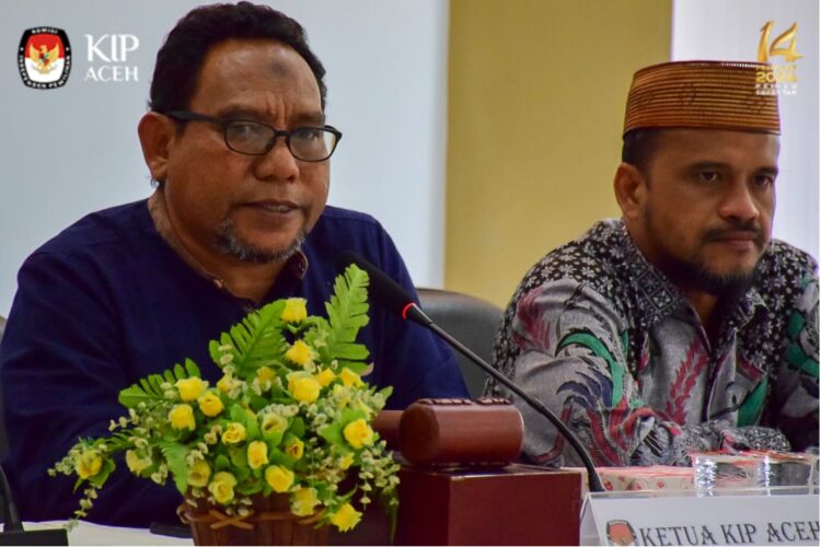 Ketua KIP Aceh Syamsul Bahri didampingi Ketua Divisi Teknis Penyelenggaraan KIP Aceh Munawarsyah memberikan keterangan pada konferensi pers Perihal Pendaftaran Partai Politik Lokal Calon Peserta Pemilu 2024, Jum'at (29/7)