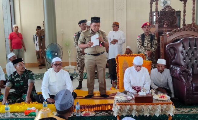 Pj Bupati Aceh Jaya Dr Nurdin menghadiri rateb seuribee yang digelar Majelis Pengkajian Tauhid Tasawuf Indonesia (MPTT-I) di Masjid Baitul Makmur Gampong Kedeu Krueng Sabee, Kecamatan Krueng Sabee, Senin (1/8)
