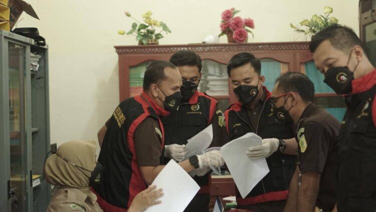 Tim Kejari saat menggeledah Kantor Dinas Syariat Islam (DSI) Aceh Barat, Rabu (3/8) terkait perkara dugaan korupsi pekerjaan timbunan lokasi MTQ