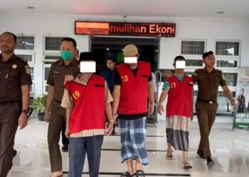3 tersangka dugaan korupsi Dana Desa Blang Talon, Kecamatan Kuta Makmur, dibawa dari Kantor Kejari Aceh Utara untuk ditahan di Lapas Kelas IIB Lhoksukon, Rabu, 3 Agustus 2022