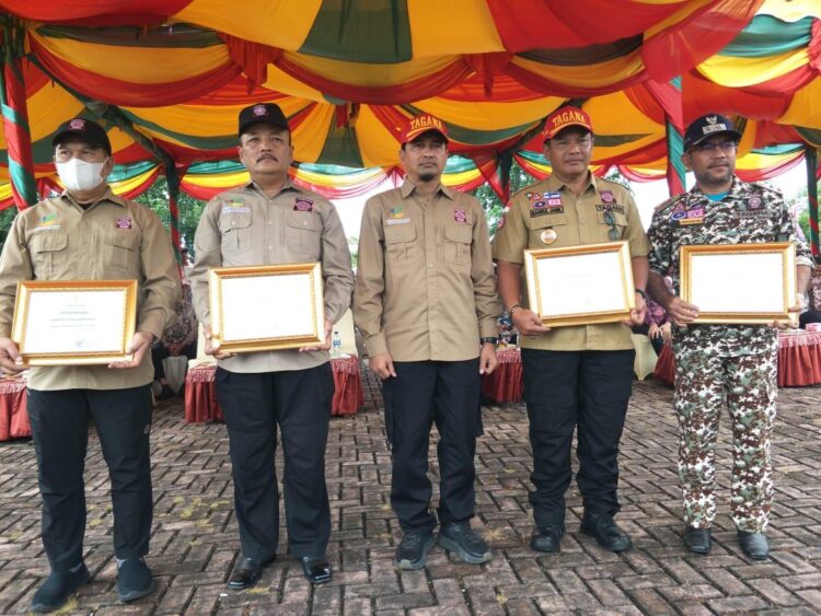 Pemerintah Aceh memberikan penghargaan kepada tiga kabupaten siaga bencana pada penutupan kegiatan Bakti Sosial Tagana se-Aceh yang berlangsung di halaman Kantor Bupati Aceh Barat Daya, Kamis (4/8)