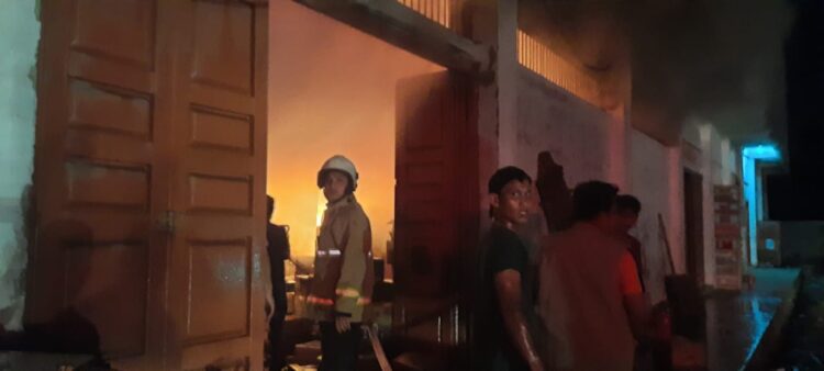 Gudang sembako milik PT Sukses Jaya Makmur Abadi di Desa Pante, Kecamatan Ingin Jaya, Aceh Besar terbakar Kamis malam, 4 Agustus 2022