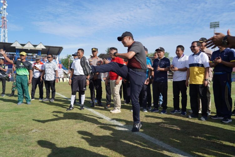 Danrem 011/ Lilawangsa Kolonel Inf Bayu Permana melakukan tendangan perdana bola kaki pertanda dibukanya Liga Santri Piala Kasad 2022 untuk wilayah Korem Lilawangsa di Stadion Mini Krueng Mane, Kecamatan Muara Batu, Aceh Utara, Sabtu pagi (6/8)