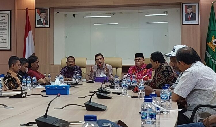 Rektor UIN Prof Dr Mujiburrahman MAg didampingi Dosen Fakultas Dakwah dan Komunikasi Dr Jasafat, dan Kepala Biro AUPK, Ibnu Sa'dan pada pertemuan silaturahmi dengan media, Sabtu (6/8)