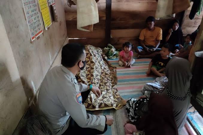 Seorang IRT di Desa Peunaron Baru, Kecamatan Peunaron, Aceh Timur meninggal dunia kesetrum arus listrik saat memperbaiki kulkas dengan tangan basah, Sabtu (6/8)
