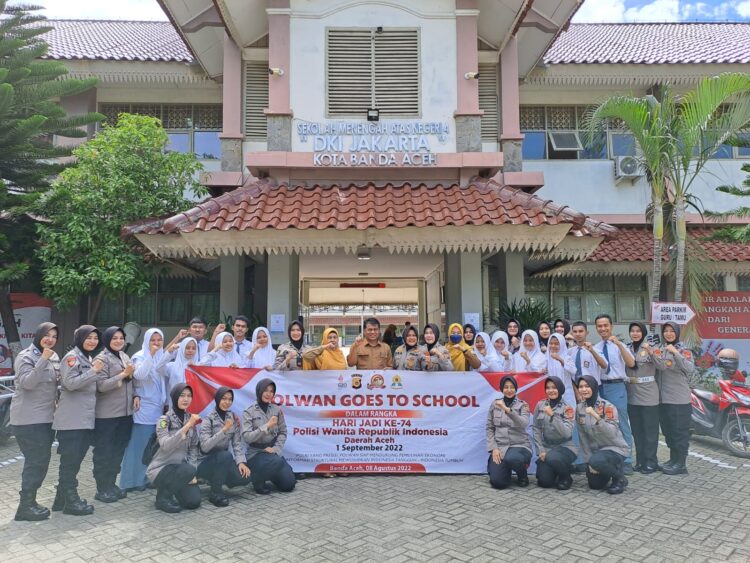 Polwan Polda Aceh menggelar kegiatan kunjungan sekolah atau Goes To School di Kota Banda Aceh, Senin, 8 Agustus 2022