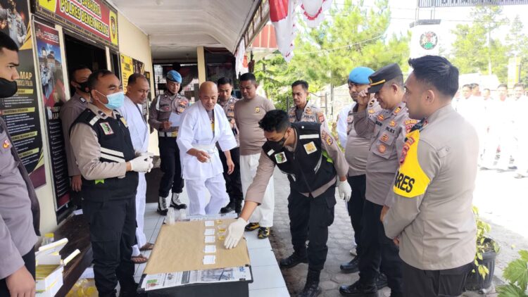 Polres Bener Meriah melakukan tes urine terhadap personelnya yang akan naik pangkat untuk mencegah penyalahgunaan narkoba di Mapolres setempat, Rabu (10/8)