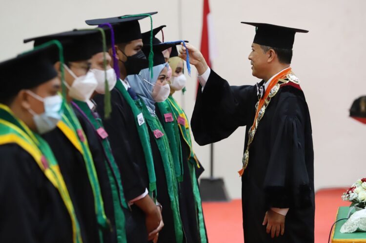 Universitas Syiah Kuala meluluskan 1.405 wisudawan periode Mei-Juli 2022 dari program Pascasarjana, Spesialis, Pendidikan Profesi dan Diploma di Gedung AAC Dayan Dawood Darussalam Banda Aceh, Rabu (10/8/2022)