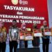 Menteri Pertanian Syahrul Yasin Limpo saat menyerahkan penghargaan untuk Provinsi Aceh yang diterima Sekda Aceh Taqwallah, atas Keberhasilan sebagai provinsi dengan Tingkat Vaksinasi PMK Terbaik pada Tasyakuran dan Penyerahan Penghargaan Pertanian tahun 2022 di Kantor Kementerian Pertanian Jakarta, Ahad (14/8)