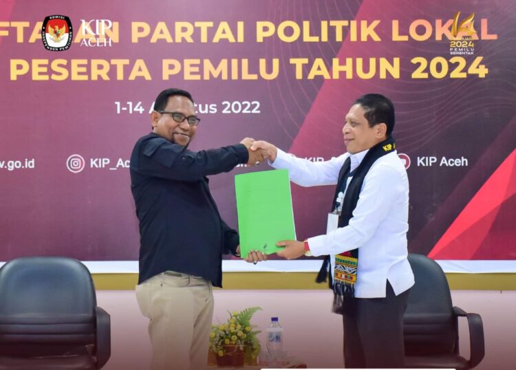 Ketua Umum DPP PAR Ir Khaidir TM MM menyerahkan berkas pendaftaran kepada Ketua KIP Aceh Syamsul Bahri menjelang penutupan, Ahad malam (14/8)