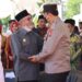 Kapolda Aceh Irjen Pol Ahmad Haydar bersalaman dengan Wali Nanggroe Aceh Malik Mahmud Al-Haythar saat menghadiri peringatan 17 tahun perdamaian Aceh di Taman Sulthanah Safiatuddin Banda Aceh, Senin (15/8)