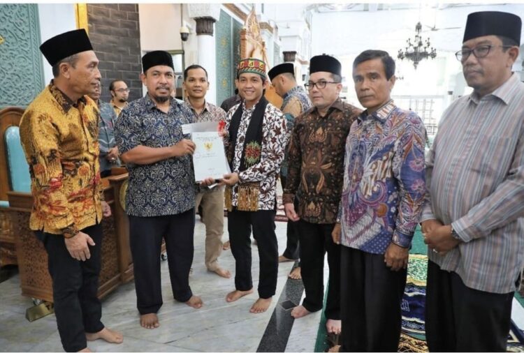 Wakil Menteri Agraria dan Tata Ruang Raja Juli Antoni menyerahkan delapan Sertipikat Tanah Wakaf kepada lima perwakilan penerima di Masjid Raya Baiturrahman Banda Aceh, Ahad (14/8)