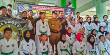 Pj Bupati Aceh Jaya Dr Nurdin saat melepaskan 31 atlet Taekwondo ke Pidie, Selasa (23/8)
