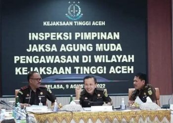 Jaksa Agung Muda Pengawasan (Jamwas) Kejagung RI Dr Ali Mukartono SH MM didampingi Kajati Aceh Bambang Bachtiar SH MH saat melakukan kunjungan kerja dan inspeksi pimpinan ke wilayah kerja Kejati Aceh, Selasa (9/8)