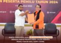 Sekjen DPP PNA Miswar Fuady saat menyerahkan berkas pendaftaran PNA yang diterima oleh Ketua KIP Aceh Syamsul Bahri, Sabtu (13/8)