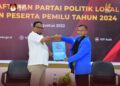 Ketua Umum DPP Partai SIRA Muslim Syamsuddin menyerahkan berkas pendaftaran kepada Ketua KIP Aceh Syamsul Bahri, Sabtu (13/8)