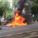 Papan bunga yang dibakar oleh mahasiswa UIN Ar-Raniry saat aksi unjuk rasa penolakan kenaikan harga BBM di depan gedung DPRA, Rabu (7/9)
