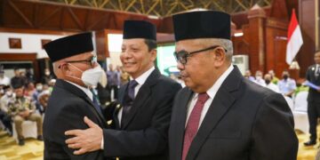 dr Taqwallah MKes bersalaman dengan Pj Gubernur Aceh Achmad Marzuki dan Sekda Aceh Bustami Hamzah pada acara Pelantikan dan Pengambilan Sumpah Jabatan, Pejabat Pimpinan Tinggi Madya, (Sekretaris Daerah) Aceh di Anjong Mon Mata, Banda Aceh, Kamis (8/9)