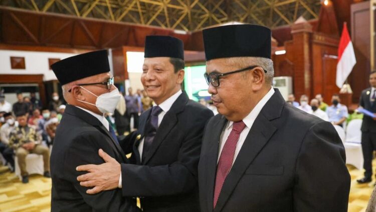 dr Taqwallah MKes bersalaman dengan Pj Gubernur Aceh Achmad Marzuki dan Sekda Aceh Bustami Hamzah pada acara Pelantikan dan Pengambilan Sumpah Jabatan, Pejabat Pimpinan Tinggi Madya, (Sekretaris Daerah) Aceh di Anjong Mon Mata, Banda Aceh, Kamis (8/9)