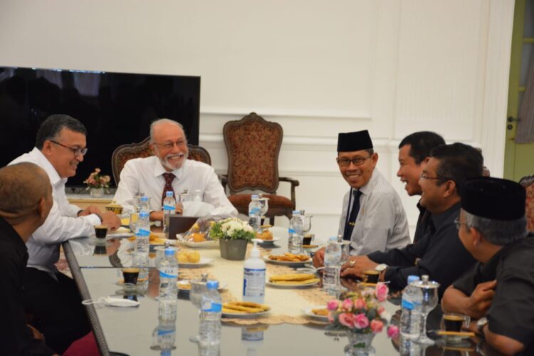 Wali Nanggroe Aceh Malik Mahmud Al Haytar menerima kunjungan Ketua Pengadilan Tinggi (KPT) Banda Aceh Dr Suharjono, Rabu 7 September 2022 di Istana Wali Nanggroe kawasan Lampeuneurut, Aceh Besar