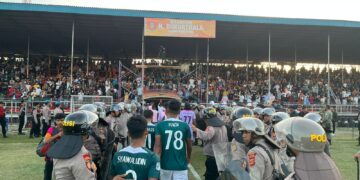 Laga Persiraja Banda Aceh vs PSKC Cimahi di Stadion H Dimurthala Lampineung Sabtu sore (10/9) dikawal ketat ratusan aparat kepolisian