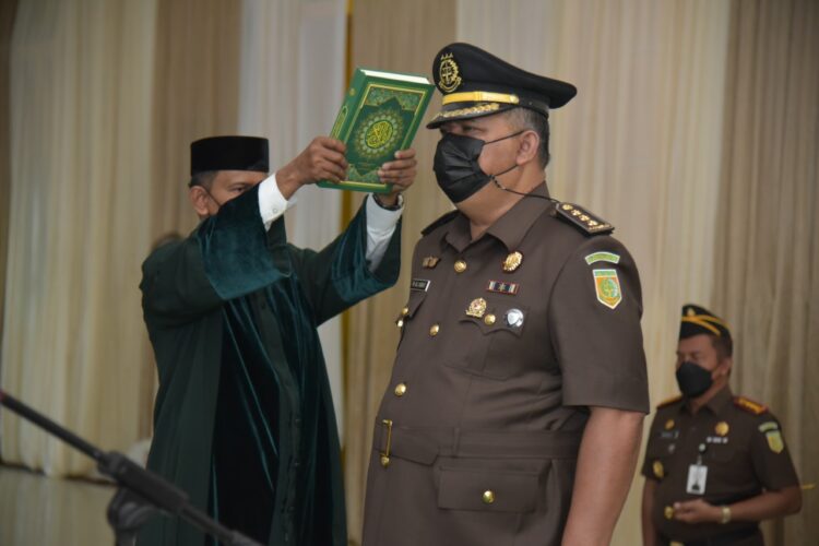 Kajati Aceh Bambang Bachtiar Melantik M Ali Akbar Menjadi Asisten Tindak Pidana Khusus (aspidsus), Di Aula Kantor Kejati Aceh, Senin (12/9)