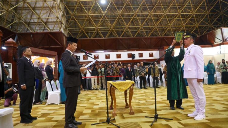 Pj. Gubernur Aceh Achmad Marzuki, melakukan pengambilan sumpah jabatan dan pelantikan Reza Fahlevi sebagai Pj Walikota Sabang, di Anjong Mon Mata, Meuligoe Gubernur Aceh, Senin (19/9)