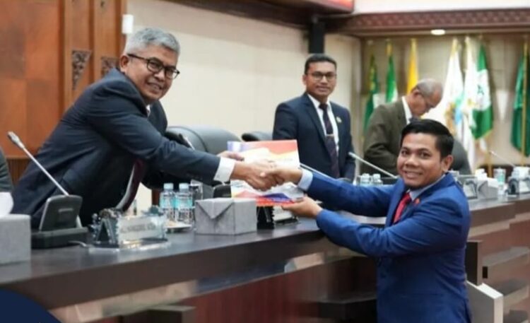 Juru Bicara Badan Anggaran DPRA dr Purnama Setia Budi SpOG menyerahkan laporan Badan Anggaran terhadap Rancangan Qanun Aceh tentang Perubahan APBA 2022, kepada Sekda Aceh Bustami Hamzah, Kamis (22/9)