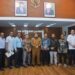 Pj Bupati Aceh Besar Muhammad Iswanto didampingi Sekda dan Kepala OPD menerima audiensi Komisioner KIP Aceh Besar di Ruang Kerja Bupati, Senin (26/9)