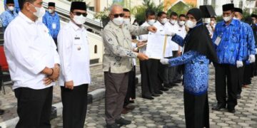 Sekda Aceh Taqwallah didampingi Pj Bupati Aceh Utara Azwardi menyerahkan SK kenaikan pangkat dan SK pensiun untuk 143 orang ASN yang bekerja dalam wilayah Kabupaten Aceh Utara, Rabu, 7 September 2022