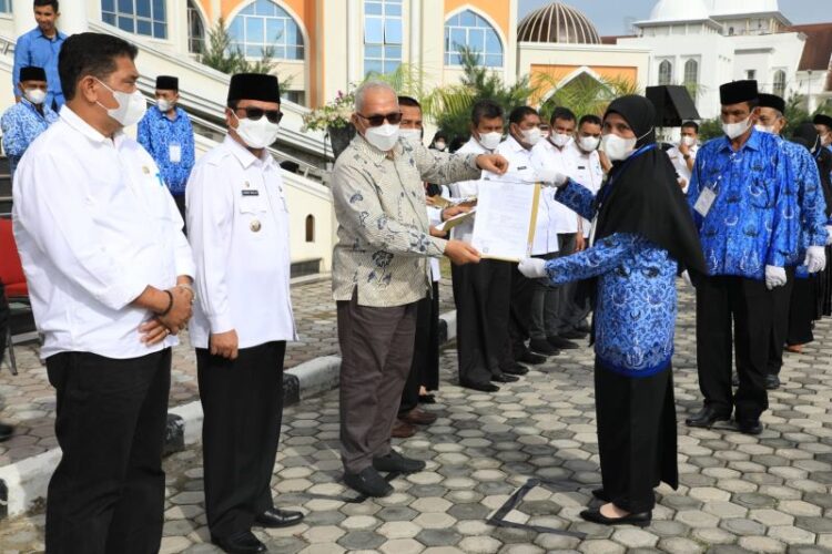 Sekda Aceh Taqwallah didampingi Pj Bupati Aceh Utara Azwardi menyerahkan SK kenaikan pangkat dan SK pensiun untuk 143 orang ASN yang bekerja dalam wilayah Kabupaten Aceh Utara, Rabu, 7 September 2022