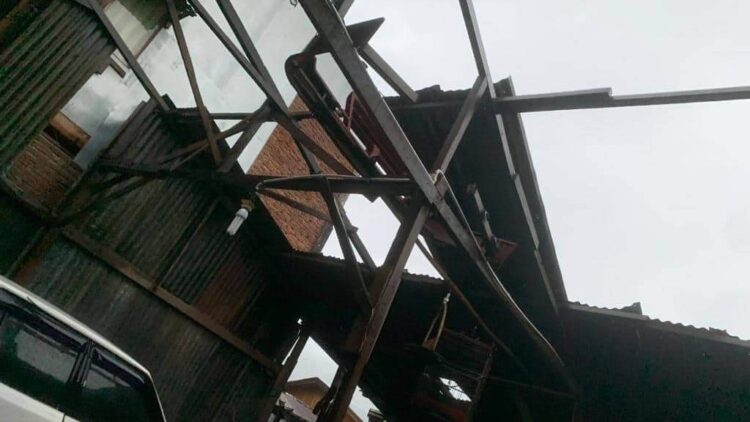 Angin kencang disertai hujan deras yang melanda Aceh Tengah, Sabtu sore 17 September 2022 mengakibatkan rumah warga di Kecamatan Kebayakan rusak