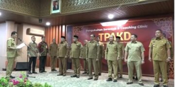 Pj Gubernur Aceh Achmad Marzuki mengukuhkan 11 Bupati/Wali Kota sebagai TPAKD di Aula Serbaguna Setda Aceh, Selasa (20/9)