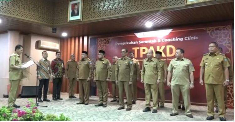 Pj Gubernur Aceh Achmad Marzuki mengukuhkan 11 Bupati/Wali Kota sebagai TPAKD di Aula Serbaguna Setda Aceh, Selasa (20/9)