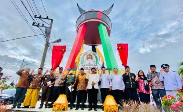 Peresmian Tugu Kongres Santri Pancasila di depan pintu gerbang Masjid Agung Baitul Makmur Meulaboh, yang merupakan ikon baru Kabupaten Aceh Barat