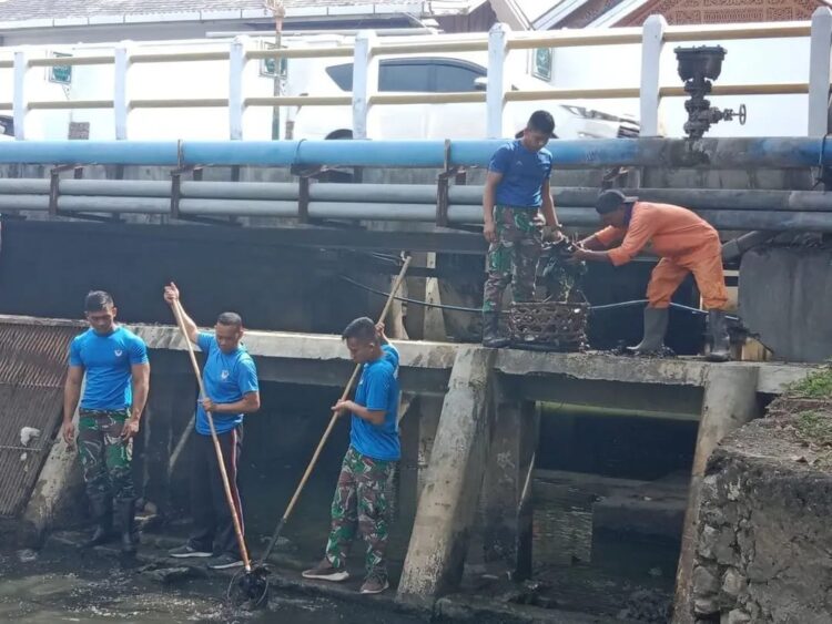 Anggota TNI Perhubungan Kodam (Hubdam) Iskandar Muda membersihkan sampah dan kotoran di aliran Sungai Krueng Daroy, Gampong Peuniti, Kecamatan Baiturrahman, Banda Aceh