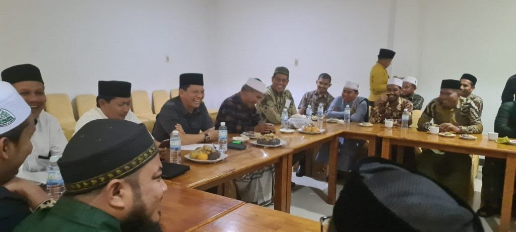 Pj Gubernur Aceh Achmad Marzuki bersilaturahmi dengan Ketua Himpunan Ulama Dayah Aceh (HUDA) Tgk H Muhammad Yusuf A Wahab (Tu Sop) dan seluruh ketua HUDA kabupaten/kota se-Aceh, di Aula Hotel Grand Aceh Syariah, Banda Aceh, Senin malam (17/10)