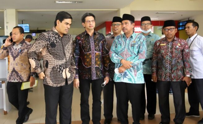 Irjen Kemenag RI Faisal Ali Hasyim saat tiba di Bandara SIM, Kamis (6/10)