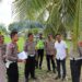 Dirlantas Polda Aceh Kombes Pol Muji Ediyanto didampingi Kapolres Pijay AKBP Dodon Priyambodo meninjau lokasi dibangunnya gedung Satpas pembuatan SIM di Pijay, Kamis (6/10)