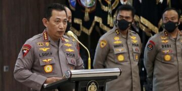 Kapolri Jenderal Pol Listyo Sigit Prabowo memberikan keterangan