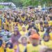 Ribuan warga memeriahkan jalan sehat dalam rangka HUT ke-58 Partai Golkar di jalan utama dalam kota Banda Aceh, Ahad pagi (16/10)