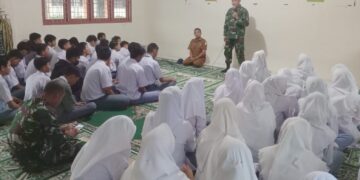 Danramil 13/Kuta Alam Kapten Inf Sumastono memberikan motivasi dan penguatan nilai-nilai karakter bangsa untuk para siswa di SMAN 15 Adidarma Banda Aceh, Senin (17/10)