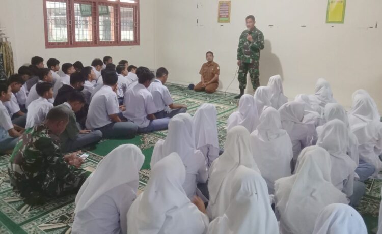 Danramil 13/Kuta Alam Kapten Inf Sumastono memberikan motivasi dan penguatan nilai-nilai karakter bangsa untuk para siswa di SMAN 15 Adidarma Banda Aceh, Senin (17/10)