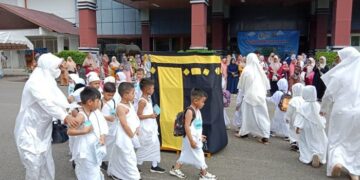 Sekitar 2.500 murid TK/PAUD se-Aceh Besar mengikuti Manasik Haji Cilik yang digelar di Stadion Harapan Bangsa Lhong Raya Banda Aceh, Kamis (20/10)