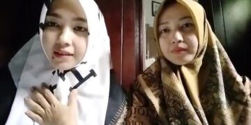 Khairani dan Khairina, guru honorer kembar di SMA Negeri 1 Bandar Dua, Pidie Jaya 'dipolisikan' oleh Kepala Sekolah setempat dengan dugaan pencemaran nama baik karena membuat video memohon keadilan kepada Pj Gubernur Aceh