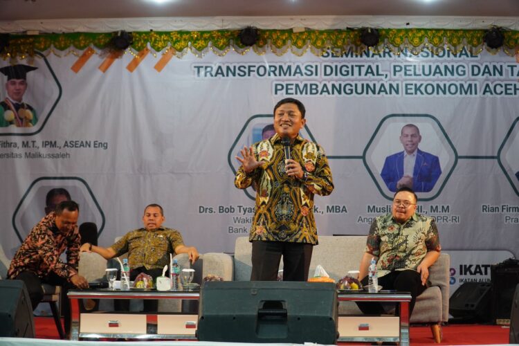 Wakil Dirut BSI Bob Tyasika Ananta menjadi salah satu pembicara Seminar Nasional Transformasi Digital, Pejuang dan Tantangan Pembangunan Ekonomi Aceh bersama dengan Anggota Komisi VI DPR-RI Muslim dan Praktisi Manajemen Rian Firmansyah di Unimal Lhokseumawe, Senin (21/11)
