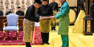 Anwar Ibrahim dilantik menjadi Perdana Menteri ke-10 Malaysia