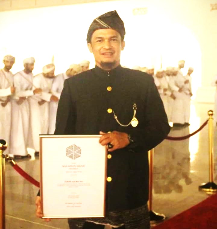 Grup musik tradisional asal Aceh, Zulkifli dan Rapai Aceh Meusyuhu (Bur’am) mendapat penghargaan internasional di Oman pada ajang Aga Khan Music Awards 2022