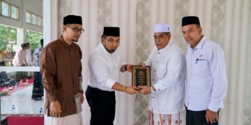 Pj Bupati Aceh Besar Muhammad Iswanto menyerahkan bantuan kitab untuk santri kurang mampu, secara simbolis diterima oleh Abu H Athaillah lshak Al-Amiry di Dayah Ulee Titi, Ingin Jaya, Rabu (9/11)