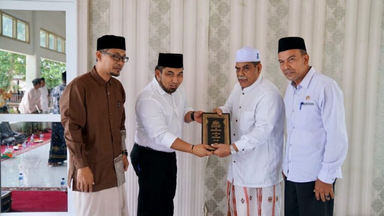 Pj Bupati Aceh Besar Muhammad Iswanto menyerahkan bantuan kitab untuk santri kurang mampu, secara simbolis diterima oleh Abu H Athaillah lshak Al-Amiry di Dayah Ulee Titi, Ingin Jaya, Rabu (9/11)